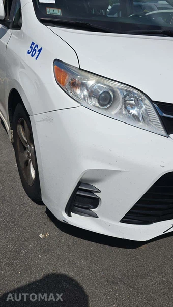 2018 Toyota Sienna LE 8-Passenger 119.3" WB - miniatura 36