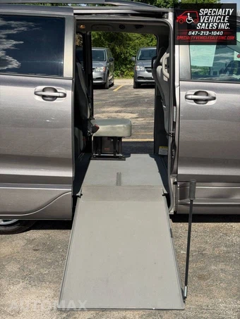 2018 Toyota Sienna LE 8-Passenger 119.3" WB - miniatura 12