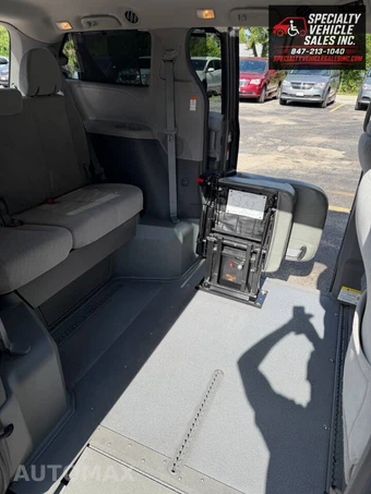 2018 Toyota Sienna LE 8-Passenger 119.3" WB - miniatura 15