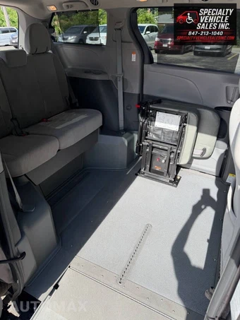 2018 Toyota Sienna LE 8-Passenger 119.3" WB - miniatura 17