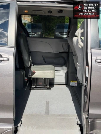 2018 Toyota Sienna LE 8-Passenger 119.3" WB - miniatura 20