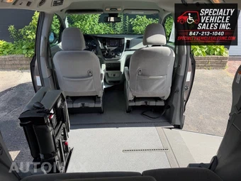 2018 Toyota Sienna LE 8-Passenger 119.3" WB - miniatura 24