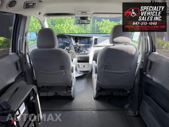 2018 Toyota Sienna LE 8-Passenger 119.3" WB - miniatura 28