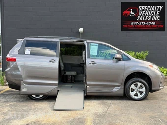 2018 Toyota Sienna LE 8-Passenger 119.3" WB - miniatura 3