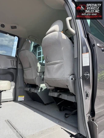 2018 Toyota Sienna LE 8-Passenger 119.3" WB - miniatura 30