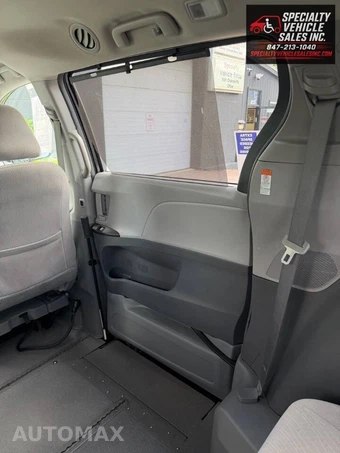 2018 Toyota Sienna LE 8-Passenger 119.3" WB - miniatura 31