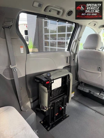 2018 Toyota Sienna LE 8-Passenger 119.3" WB - miniatura 32
