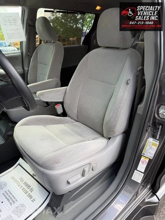 2018 Toyota Sienna LE 8-Passenger 119.3" WB - miniatura 33