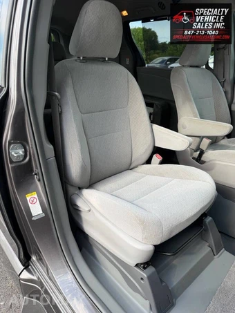 2018 Toyota Sienna LE 8-Passenger 119.3" WB - miniatura 34