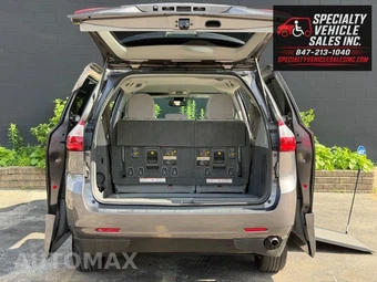 2018 Toyota Sienna LE 8-Passenger 119.3" WB - miniatura 47