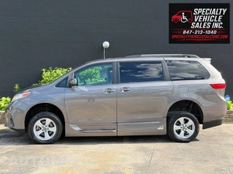 2018 Toyota Sienna LE 8-Passenger 119.3" WB - miniatura 7
