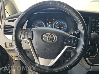 2018 Toyota Sienna LE 8-Passenger 119.3" WB - miniatura 10