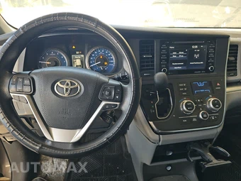 2018 Toyota Sienna LE 8-Passenger 119.3" WB - miniatura 11