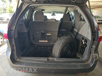 2018 Toyota Sienna LE 8-Passenger 119.3" WB - miniatura 16