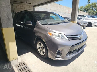 2018 Toyota Sienna LE 8-Passenger 119.3" WB - miniatura 3