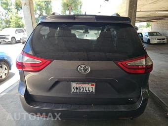2018 Toyota Sienna LE 8-Passenger 119.3" WB - miniatura 5