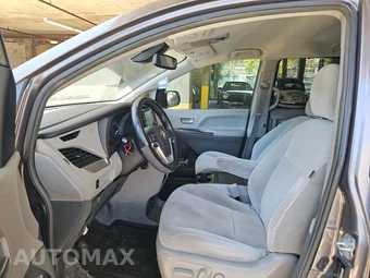 2018 Toyota Sienna LE 8-Passenger 119.3" WB - miniatura 7