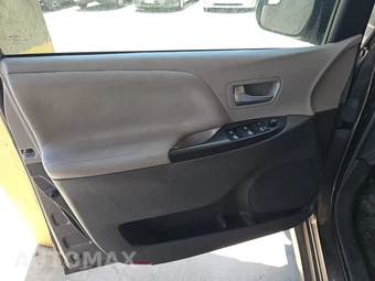 2018 Toyota Sienna LE 8-Passenger 119.3" WB - miniatura 9
