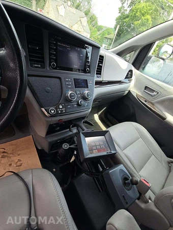 2018 Toyota Sienna XLE 8-Passenger 119.3" WB - miniatura 10