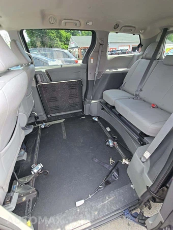 2018 Toyota Sienna XLE 8-Passenger 119.3" WB - miniatura 13