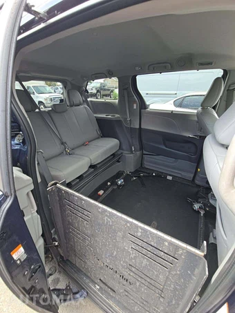 2018 Toyota Sienna XLE 8-Passenger 119.3" WB - miniatura 17