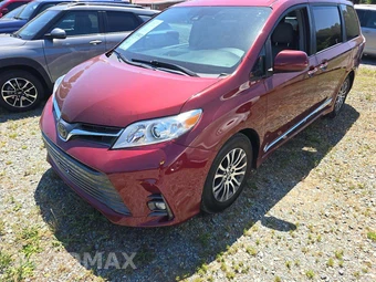 2018 Toyota Sienna XLE Premium 8-Passenger 119.3" WB