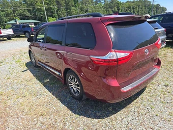 2018 Toyota Sienna XLE Premium 8-Passenger 119.3" WB - miniatura 2