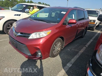 2018 Toyota Sienna XLE Premium 8-Passenger 119.3" WB