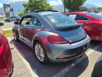 2018 Volkswagen Beetle SE Hatchback – miniatura 2