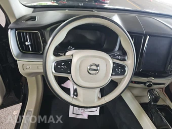 2018 Volvo XC60 T5 Momentum – miniatura 10