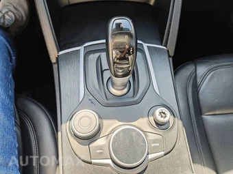 2019 Alfa Romeo Stelvio – miniatura 31