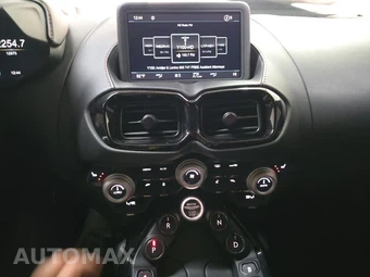 2019 Aston Martin Vantage - miniatura 23