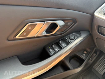 2019 BMW 3 Series Sedan 330i xDrive - miniatura 11