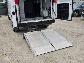 2019 Chevrolet Express 3500 Cargo Van 1WT 135.0" WB - miniatura 13