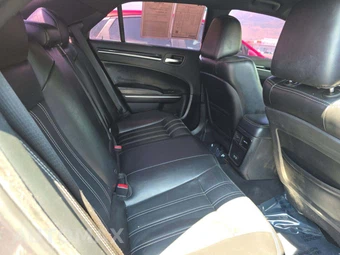 2019 Chrysler 300S - miniatura 16