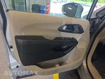 2019 Chrysler Pacifica Limited 121.6" WB - miniatura 9
