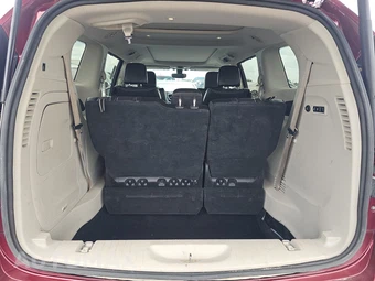 2019 Chrysler Pacifica Limited 121.6" WB – miniatura 17