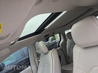 2019 Chrysler Pacifica Limited 121.6" WB - miniatura 19