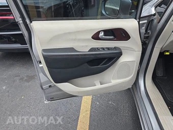 2019 Chrysler Pacifica Limited 121.6" WB - miniatura 9
