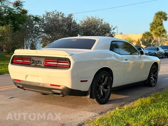 2019 Dodge Challenger SXT - miniatura 4