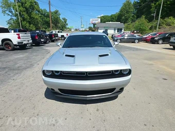 2019 Dodge Challenger SXT – miniatura 2