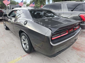 2019 Dodge Challenger SXT – miniatura 2