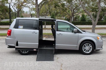2019 Dodge Grand Caravan SXT 121.2" WB - miniatura 2