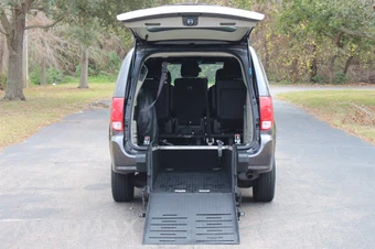 2019 Dodge Grand Caravan SXT 121.2" WB - miniatura 2