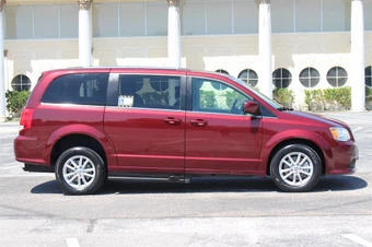 2019 Dodge Grand Caravan SXT 121.2" WB - miniatura 10