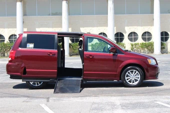 2019 Dodge Grand Caravan SXT 121.2" WB - miniatura 2