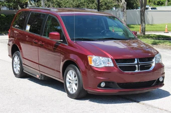 2019 Dodge Grand Caravan SXT 121.2" WB - miniatura 3