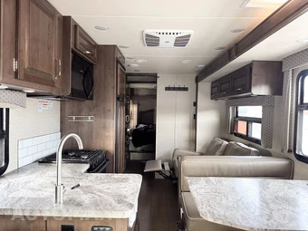 2019 Ford E-450 RV Cutaway - miniatura 7