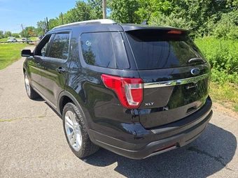 2019 Ford Explorer XLT - miniatura 2