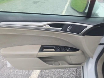 2019 Ford Fusion SE - miniatura 9